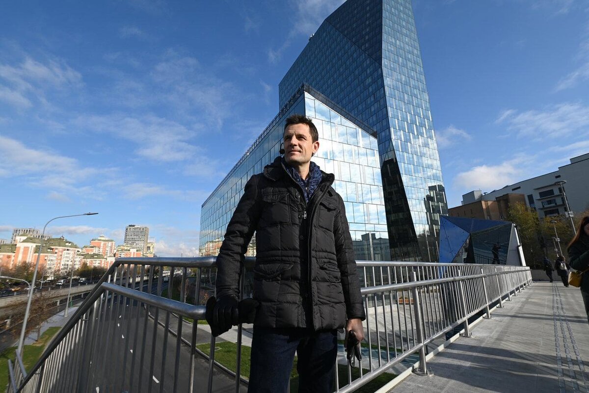    Главный архитектор Москвы Сергей Кузнецов на фоне новых зданий общежития МГТУ имени Н. Э. Баумана. Екатерина Хорошилова