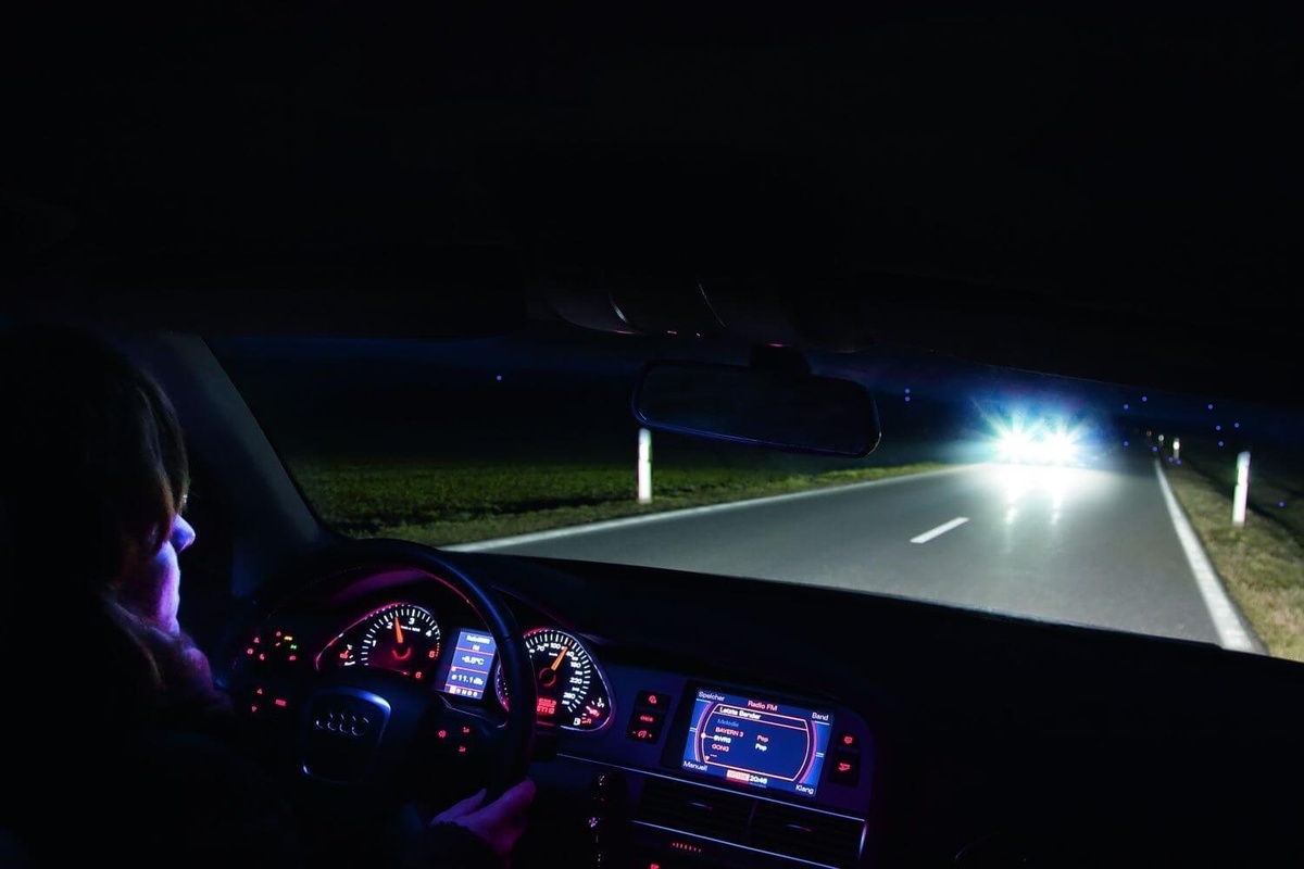 Вождение ночью требует особого внимания и осторожности