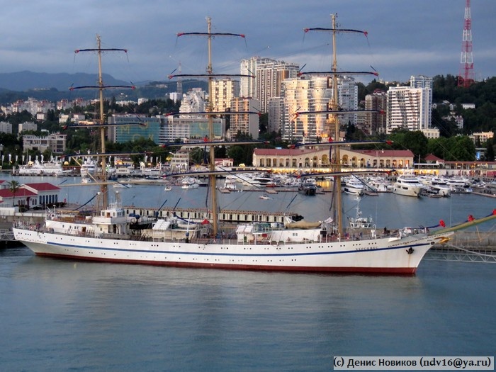 Прекрасный вид с борта лайнера на морвокзал Сочи