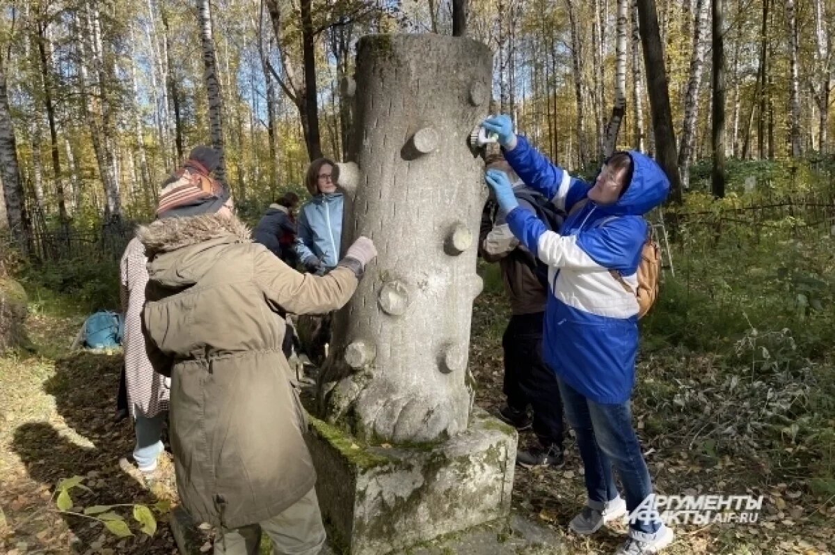    Для мастер-класса выбрали несколько старинных надгробий середины XIX – начала XX века
