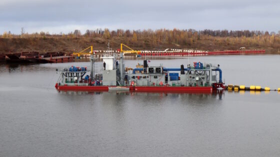 Основные характеристики земснаряда проекта Ц490ДМ1:   Мощность привода главного насоса, кВт 746   Производительность по воде, куб. м/ч 3 тыс.   Подготовительные работы по грунту, куб. м/ч 500Новый земснаряд проекта Ц490ДМ1, построенный на Цимлянском судомеханическом заводе, успешно прошел испытания с пробными дноуглубительными работами. Подтверждена техническая готовность судна к работе на внутренних водных путях Двинско-Печорского бассейна.📷    Фото: Росморречфлот
К сентябрю земснаряд был доставлен в Печорский филиал Администрации Двинско-Печорского бассейна. Далее проводился монтаж разборных секций нового земснаряда. Специалисты выполняли работу на территории ремонтно-механических мастерских на специально подготовленной рабочей площадке.Новый дизельный земснаряд типа 3000-45 предназначен для разработки, транспортирования и укладки грунта гидравлическим способом при дноуглубительных работах.Земснаряд поможет устранить лимитирующие участки и обеспечить гарантированные глубины для движения судов по востребованным маршрутам на внутренних водных путях.Дизельный земснаряд типа 3000-45 предназначен для разработки, транспортирования и укладки грунта гидравлическим способом при дноуглубительных работах. Он сможет устранить лимитирующие участки и обеспечить гарантированные глубины для движения судов по востребованным маршрутам на внутренних водных путях.Проект Ц490ДМ1 оснащен фрезерным и гидравлическим рыхлителем и подходит для разработки грунтов на глубине от 1 до 12 м.