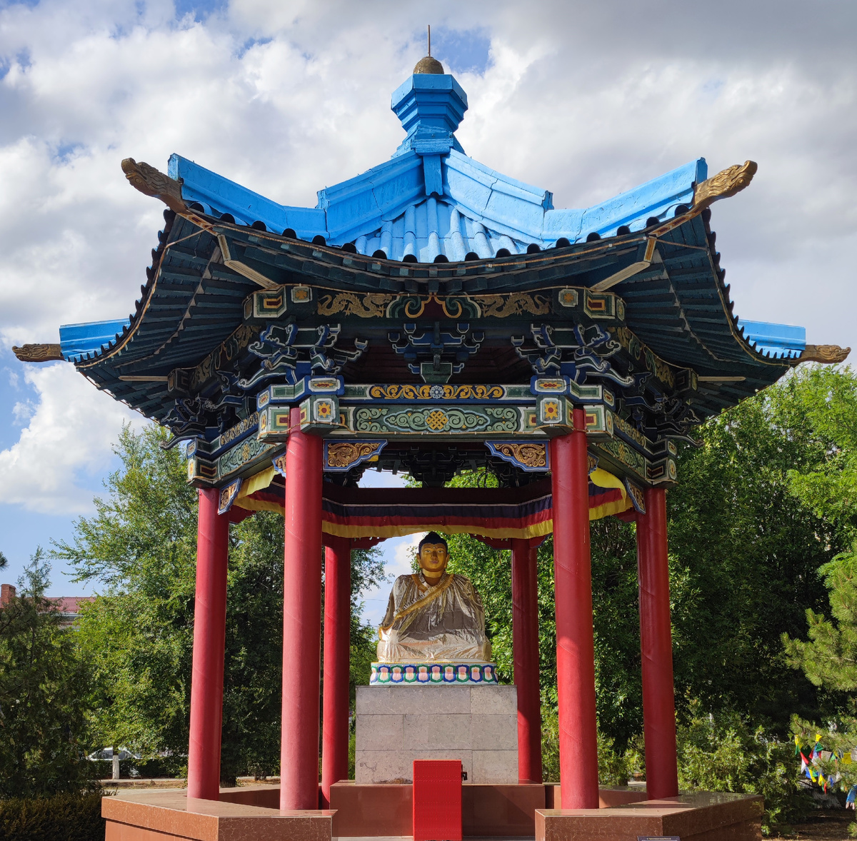 Статуя Будды Шакьямуни