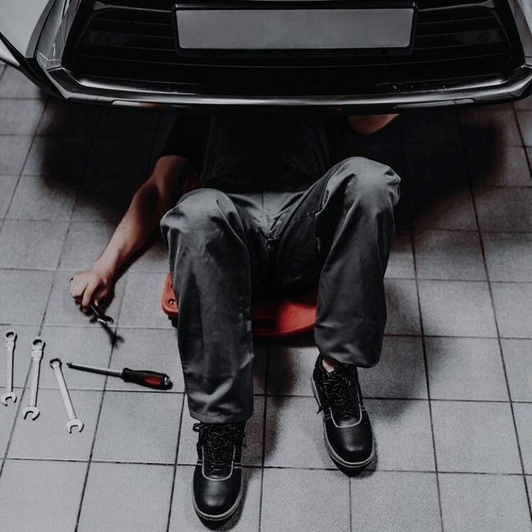 Живой пример того, как после рабочего дня самозанятый водитель ремонтирует свой автомобиль