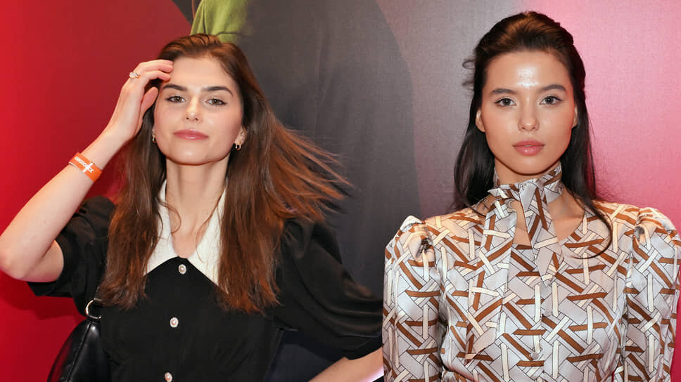 Актрисы Полина Денисова (слева) и Карина Хисматуллина на премьере сериала.📷Фото: Анатолий Жданов / Коммерсантъ