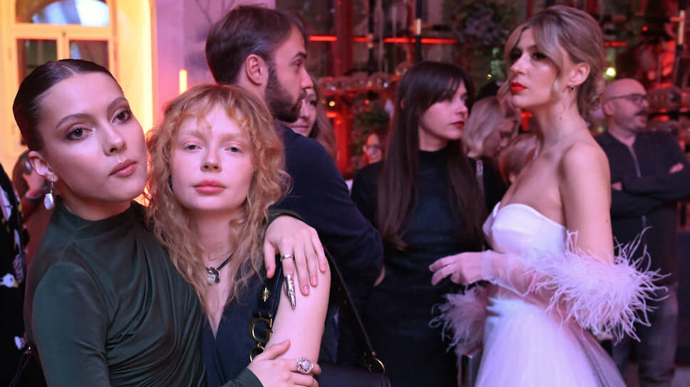 Актриса Анастасия Зайцева (вторая слева).📷Фото: Анатолий Жданов / Коммерсантъ