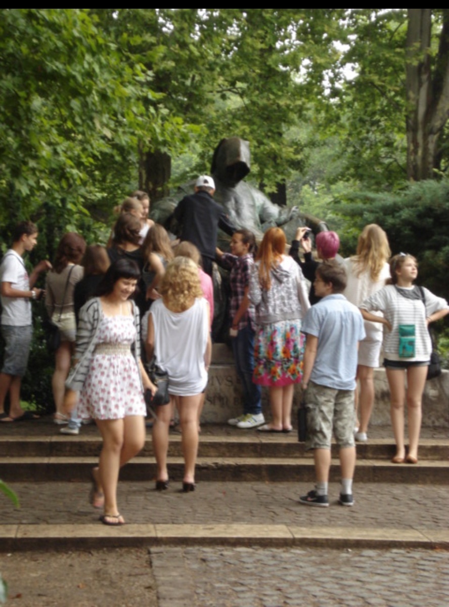 У Анонимуса всегда много людей. На фото, в белой бейсболке,  сын, сумевший прорваться к заветному перу.