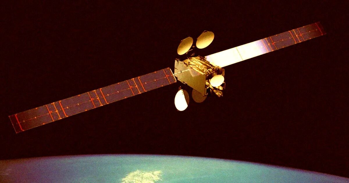 Большой Спутник Boeing Внезапно Разлетается На Куски