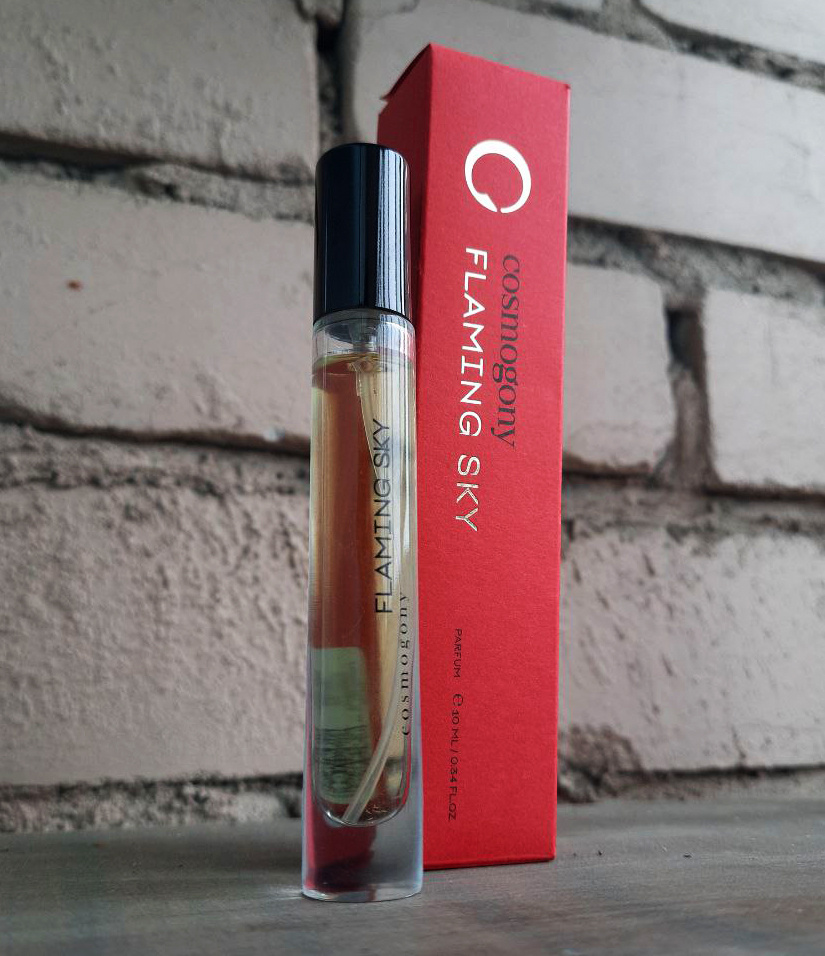 После отливанта приобрела миниатюрку. Цены на тревел-версии Cosmogony относительно умеренные, а учитывая стойкость аромата, этой фиолки хватит надолго.