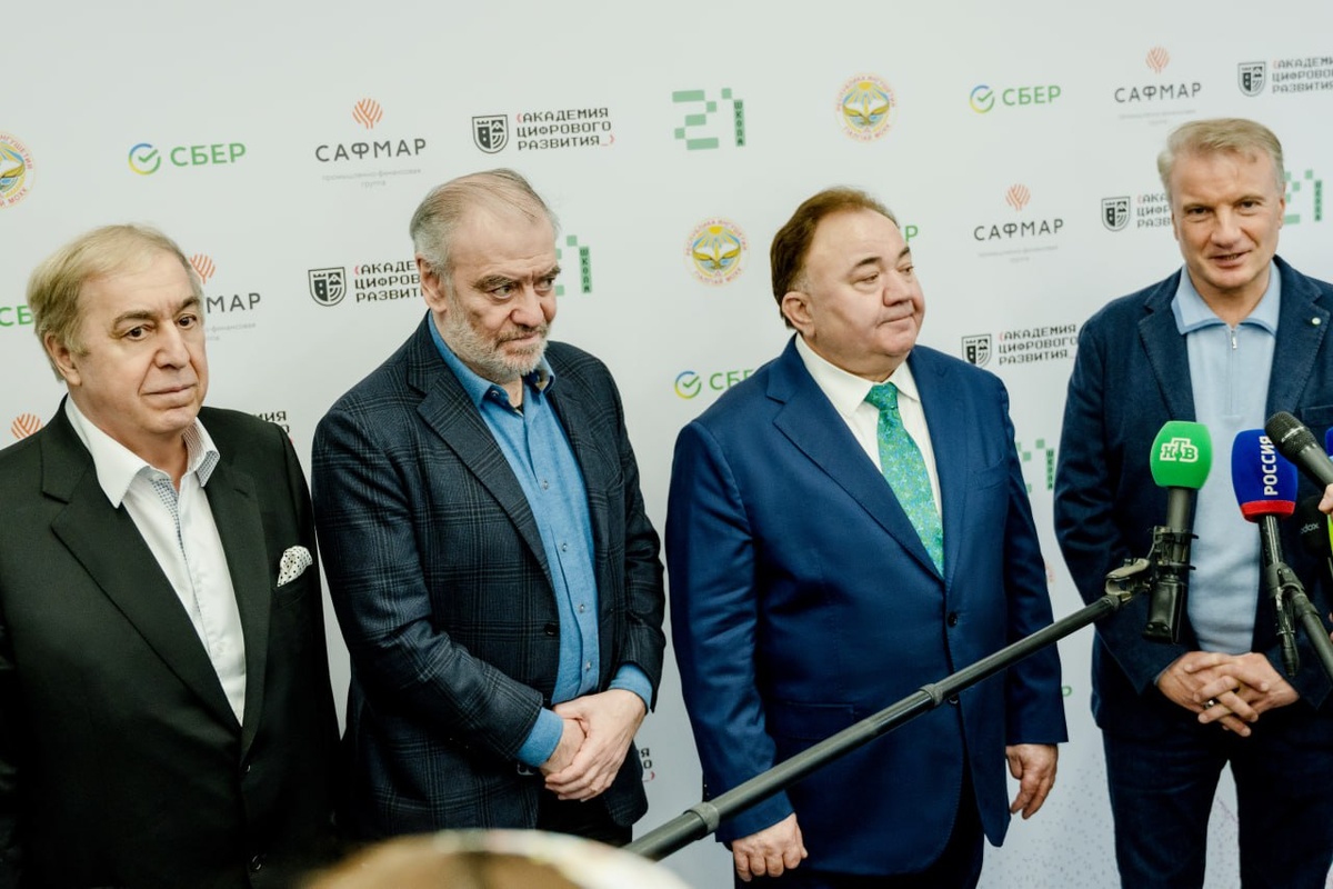 Михаил Гуцериев на открытии Школы 21 в Магасе