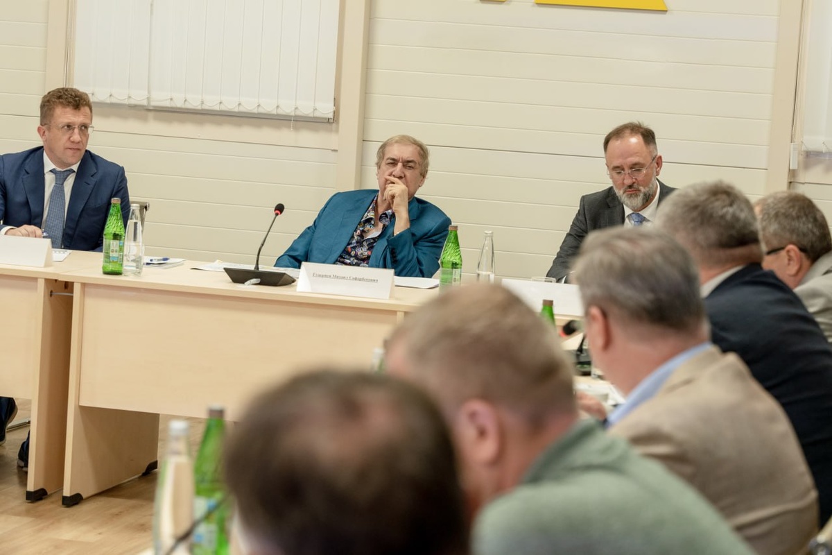 Михаил Гуцериев на совещании