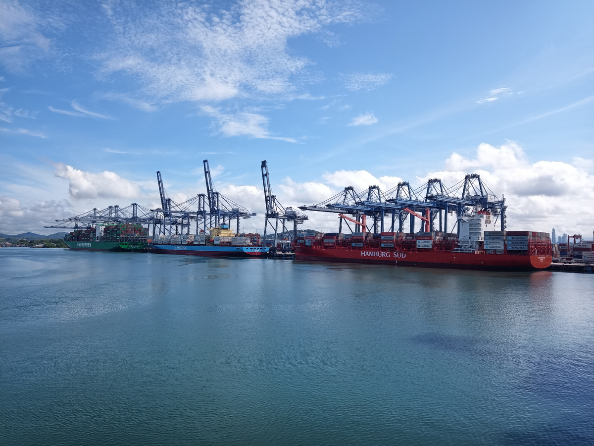 Контейнеровозы в порту Бальбоа, Панама