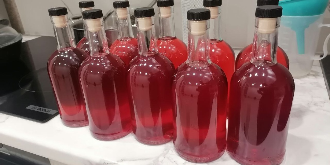 Настойка на вяленой клюкве и вишне: рецепт от опытного самогонщика