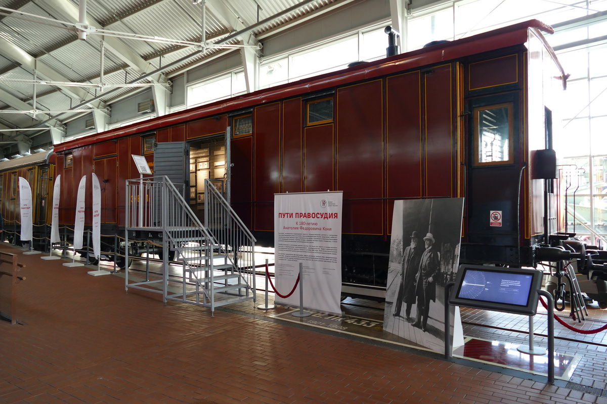 Лучшим местом для выставки стал вагон начала XX века.