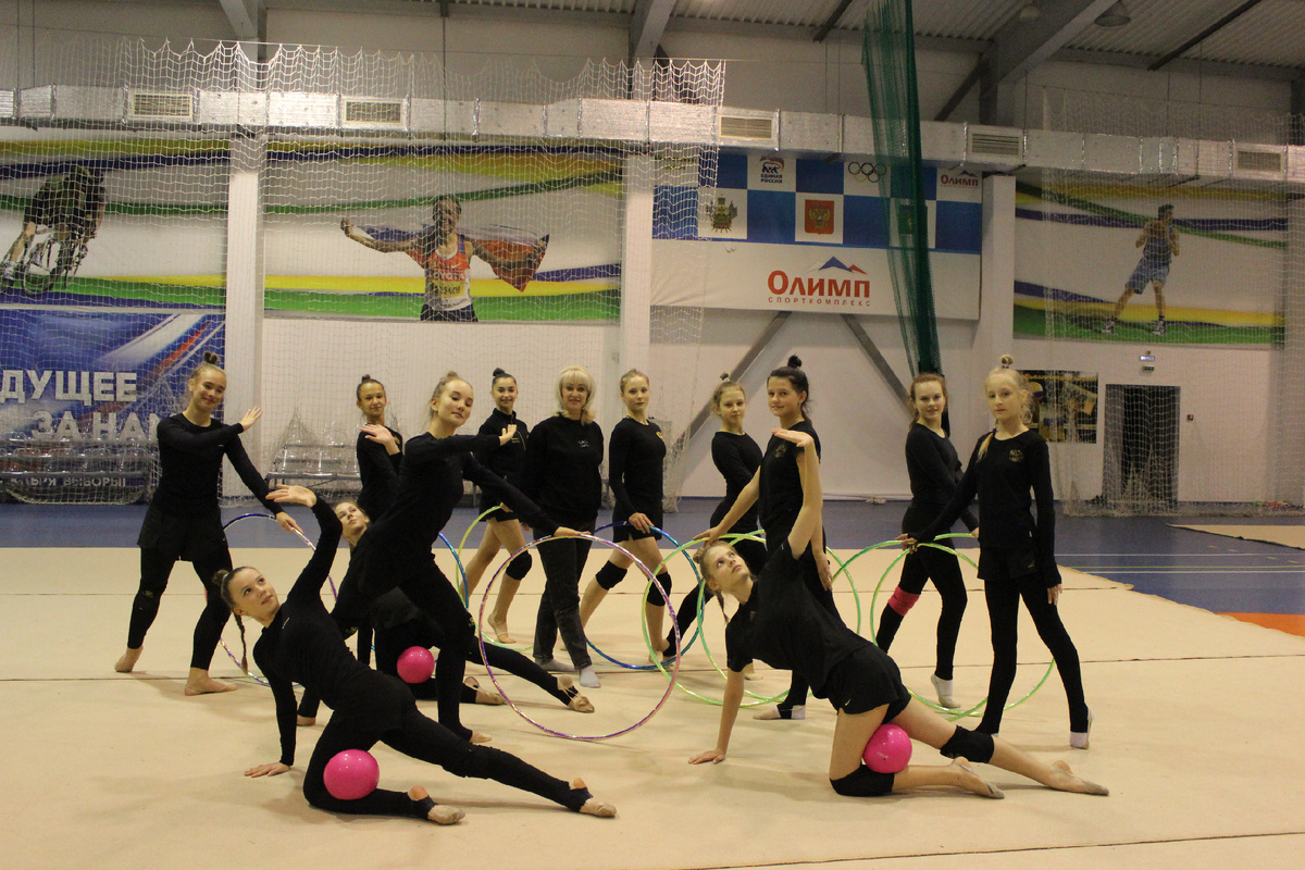 Команда «Звезда» с тренером Татьяной Хмельницкой (в центре).