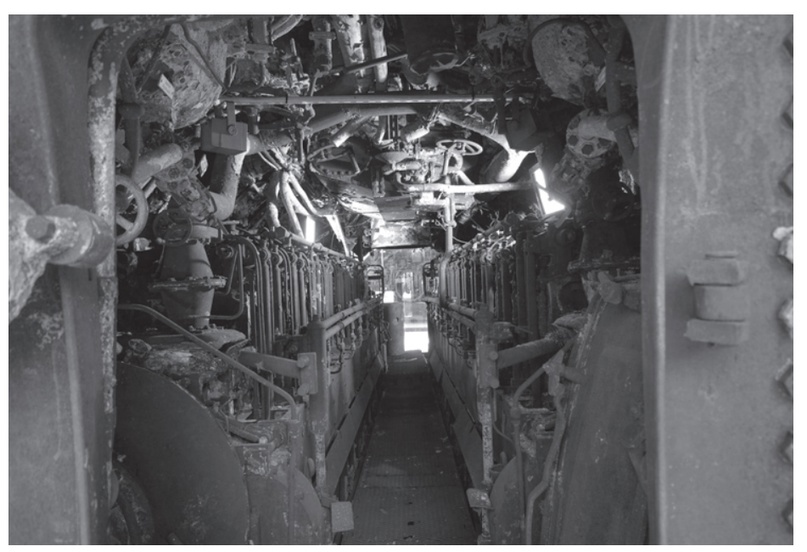 Машинное отделение U-534. Хорошо видно, как почти весь объем отсека ушёл на два дизельных двигателя по по бокам.
