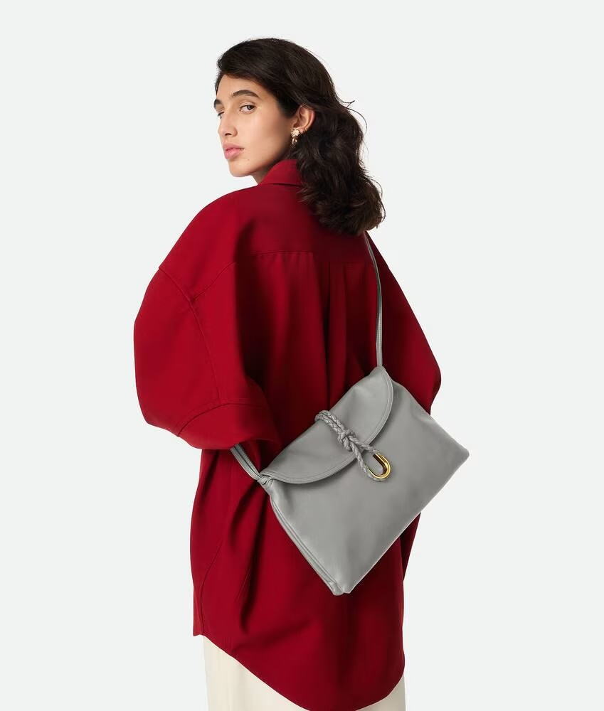 Сумка cross-body от Bottega Veneta.