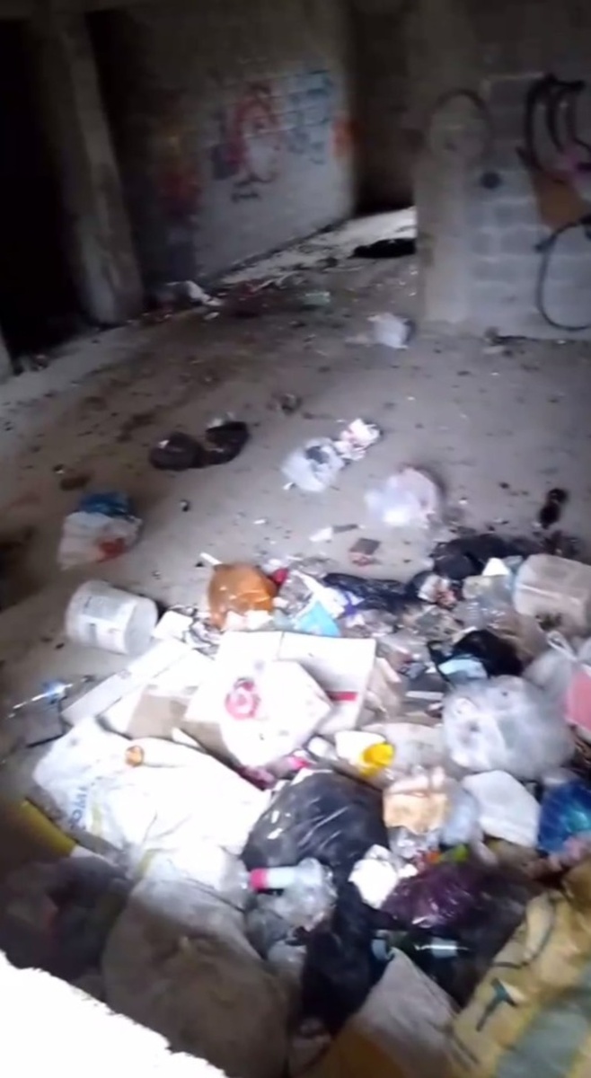    В заброшенном доме скапливается мусор Фото: из личного архива читателей «Победы26»