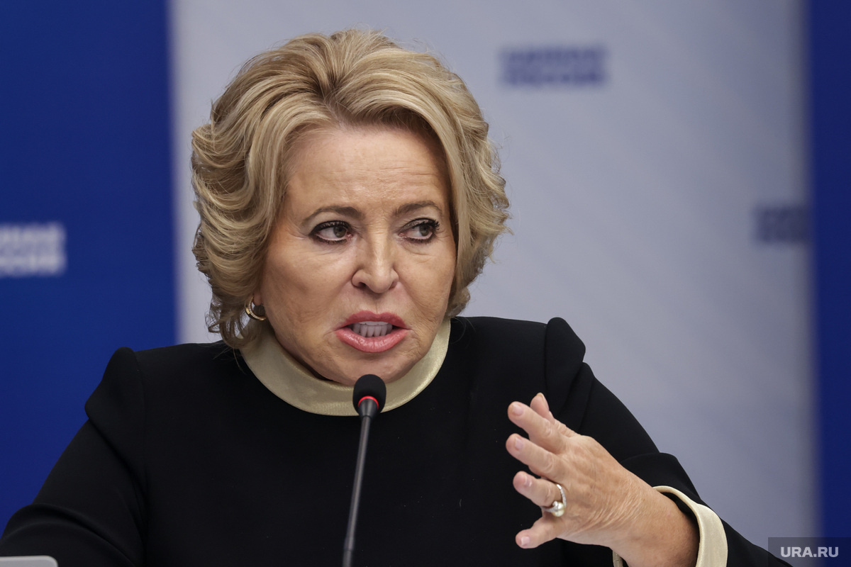 Спикер Совфеда попросила мэра Екатеринбурга Алексея Орлова почаще ездить на общественном транспорте. Фото: Владимир Андреев © URA.RU