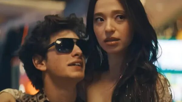 Ваня Захаров (в исполнении Марка Эйдельштейна) и Эни