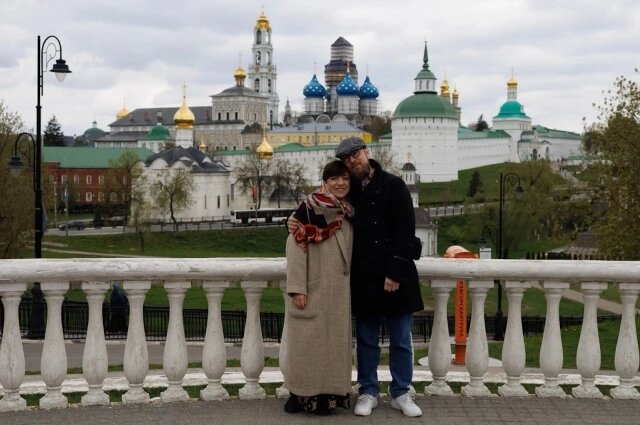    Тутта Ларсен в Троице-Сергиевой Лавре. Фото: АиФ-Псков/ Фото: скрин выпуска о Троице-Сергиевой лавре / Дзен-канал Тутты Ларсен