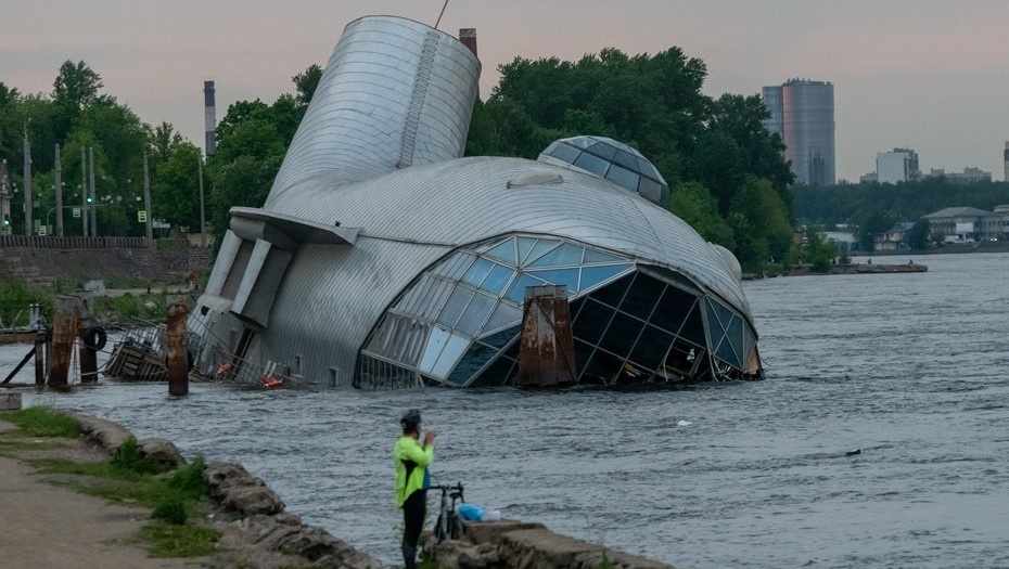    Затонувший плавучий ресторан "Серебряный кит" в Петербурге. Автор фото: Михаил Тихонов / "Деловой Петербург"