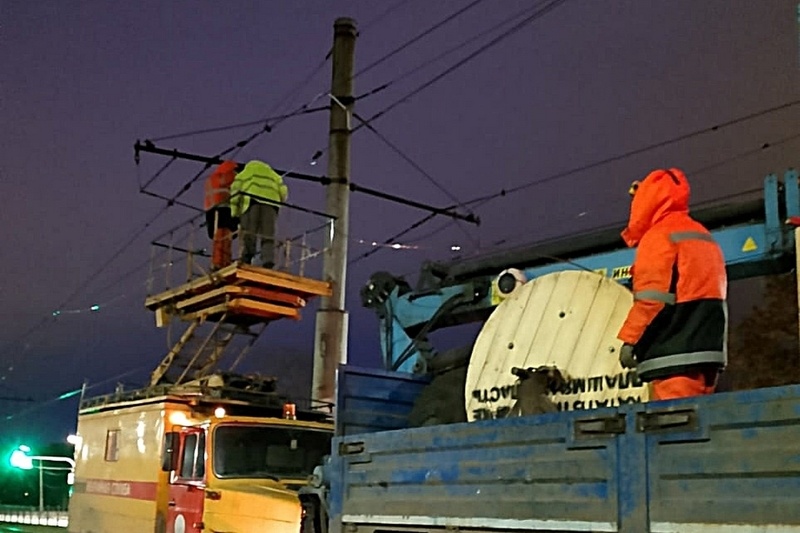    Элементы сети меняют на нескольких участках проспекта Победы и улицы Мира. Работы проводят только ночью, чтобы не мешать трамвайному движению.
