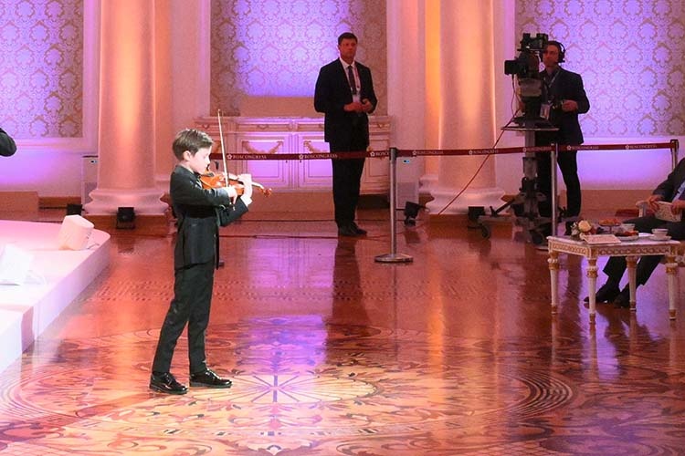    Лука Моромов из Набережных Челнов сыграл накануне в Казанской ратуши перед первыми лицами глав государств БРИКС. Он исполнил китайскую пьесу «Баллада о Великой стене».   
Фото: Александр Кряжев/фотохост-агентство brics-russia2024.ru