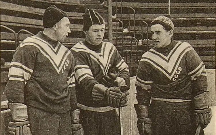    Слева направо: Николай Сологубов, Дмитрий Уколов, Генрих Сидоренков.    
Источник фото: архив «Советского спорта»