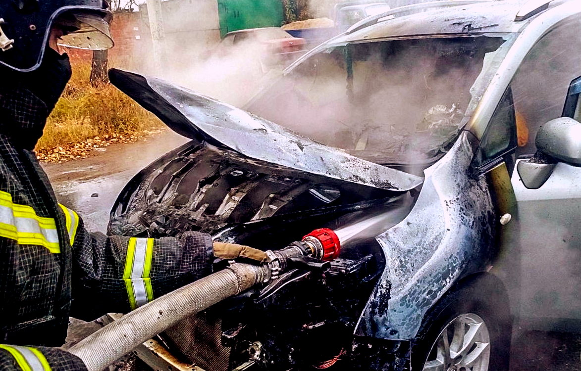 Тушение возгорания автомобиля