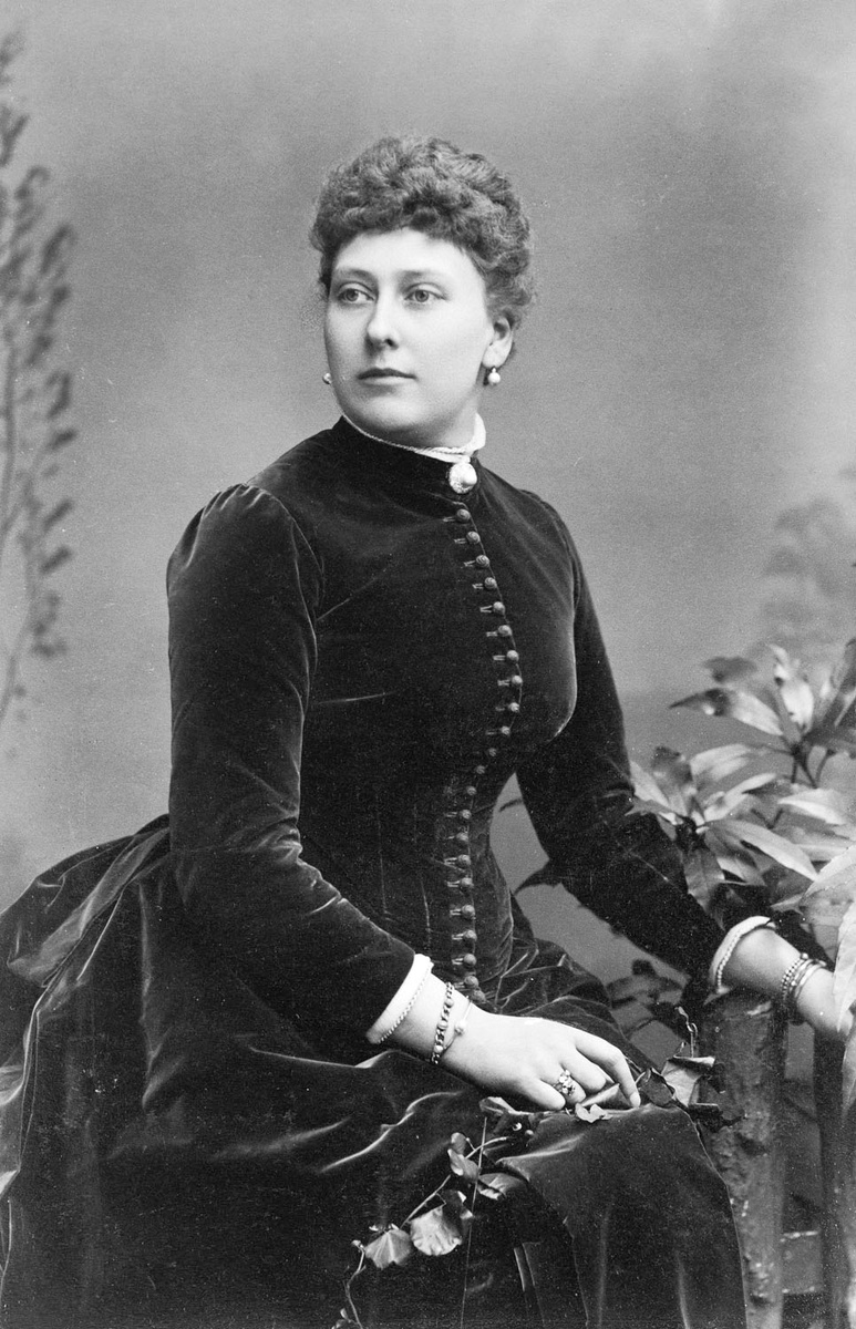 Беатриса Великобританская, также Беатриса Саксен-Кобург-Го́ская (1857- 1944) - пятая дочь и младший ребёнок британской королевы Виктории и её супруга Альберта Саксен-Кобург-Готского; в замужестве, принцесса Баттенберг, тетка по отцу юной Беатрисе. Фото 1886 года, из открытых источников