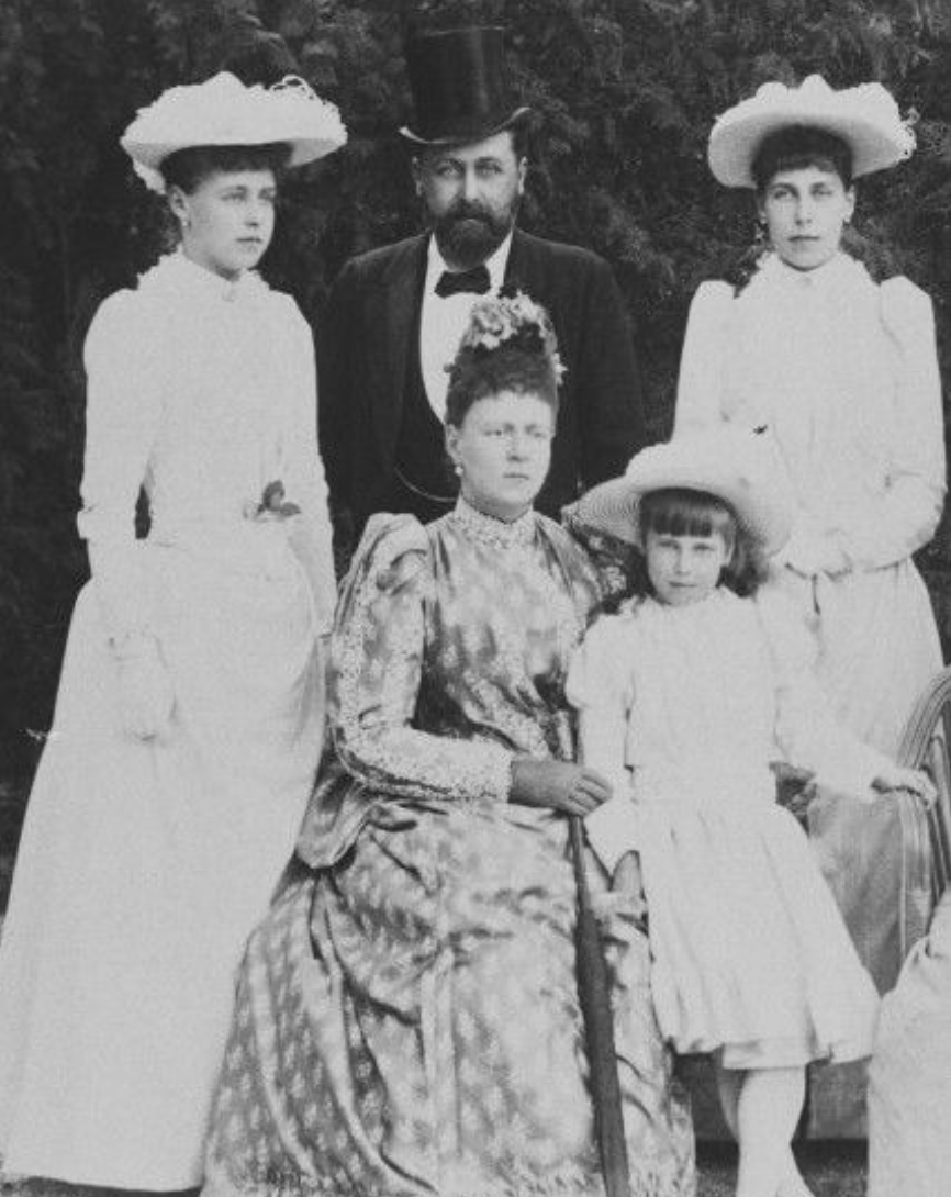 Беатриса (самая младшая) с родителями  - герцогом и герцогиней Эдинбургскими, старшими сестрами Марией (слева) и Викторией Мелитой (справа), фото из открытых источников