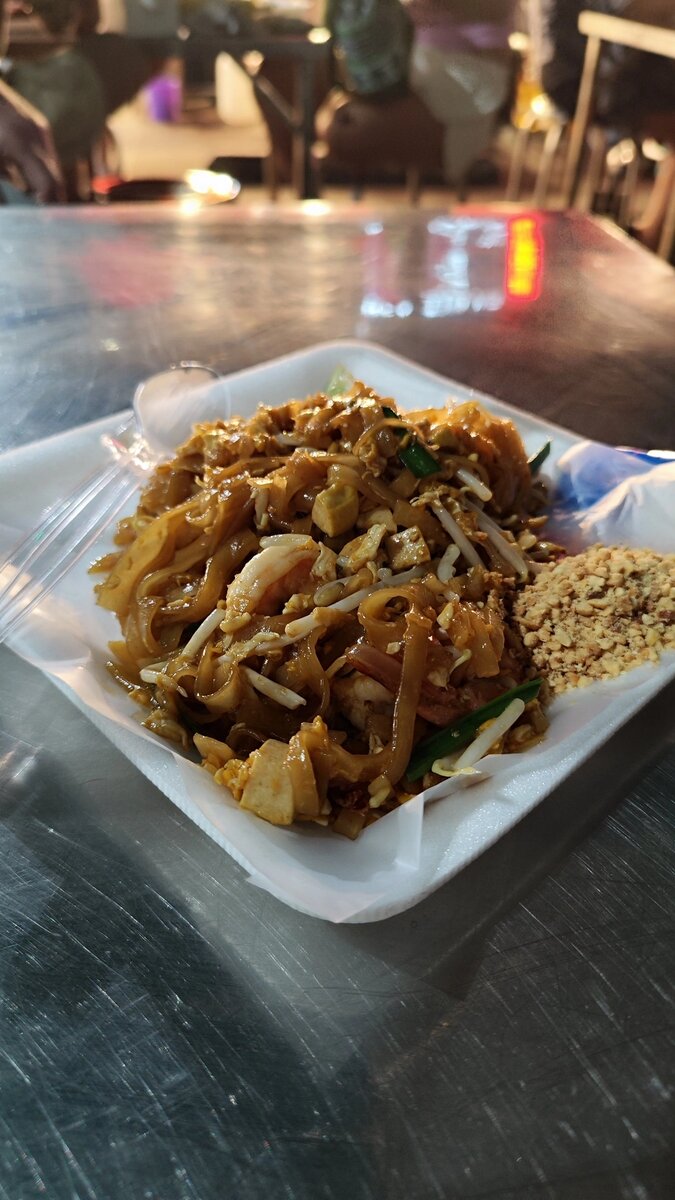 Пад-тай - жареная рисовая лапша с различными добавками (курицей, креветками, морепродуктами или просто с яйцом). 