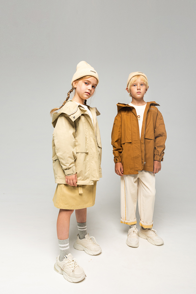 nininono - модный шанхайский бренд премиальной одежды. На фото дождевик - якорная модель для nininono отлично транслирует ценности бренда: свобода, стиль, удобство, качество. Спасет от дождя и ветра, создавая стильный и комфортный образ