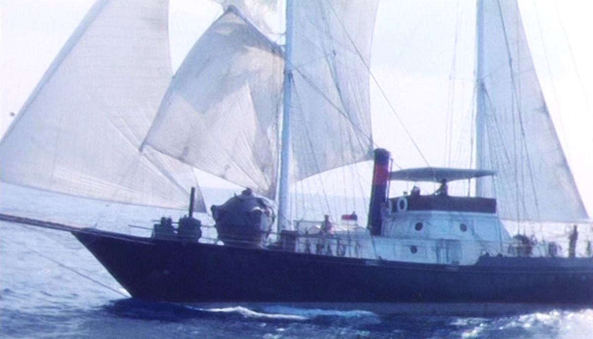 На судно «Роза Техаса» дважды нападет спрут. Кадр из к/ф «Вожди Атлантиды».