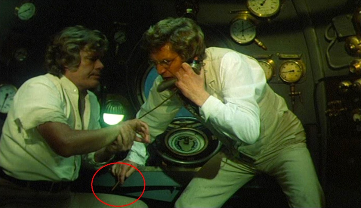 За секунду до джампскейра. Сейчас выскочит чудище и съест карандаш, что держит ГГ. 
Кадр из к/ф «Вожди Атлантиды».