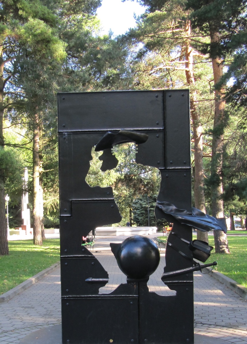 «Желудок умнее мозга, потому что желудок умеет тошнить. Мозг же глотает любую дрянь». Чингиз Айтматов. В гештальт терапии есть 5 защитных механизмов, которые прерывают контакт: слияние (конфлюенция), интроекция, проекция, ретрофлексия и дефлексия. Думаю в своих постах немного расскажу о каждой. Сегодня жизнь подкинула пример интроекции.
ИНТРОЕКЦИЯ - это это способ восприятия действительности, при котором мы принимаем в себе большей частью внешние представления: нормы, установки, способы действия и мышления, которые не являются нашими собственными и мало осознаются, т.к. берется за пример, эталон, принятый значимыми людьми, а не нами. 😏
Т.е. люди, для которых присущ этот механизм, хотят простых решений, разжеванности информации и понятных конструкций, которые не сложно переживать и проглотить. Из серии банальности и очевидности. 📴
Так очень просто, следуя за простыми черно-белыми красками в оценке ситуации просто объяснить, что те, кто уехали предатели, у кого своя точка зрения - не любят родину, артисты, которыми восхищались - бездарности и т.д.
Нет полутонов, признания заслуг, оценки индивидуальности, все в общую кучу и это очень жаль! 👁️‍🗨️
Но выстраивать диалог с людьми, у которых интроекция как защита, можно и нужно. Основная линия работы направлена на усиление чувства собственного «Я», стоит научить их отличать свои и не свои желания и суждения, показывать людям, что собственные мысли дают много энергии. Говорить о том, что что его собственный выбор возможен и очень приятен❗️
Сегодня с собеседником, который повторял мнение большинства и говорил про бездарность артиста, у которого иная позиция, я напомнила, как мы славно отрывались на его концерте лет 10 назад 😍. И даже не имея слуха, напела песенку. И ведь знакомый подпел и мы расстались в хорошем настроении! 🎼