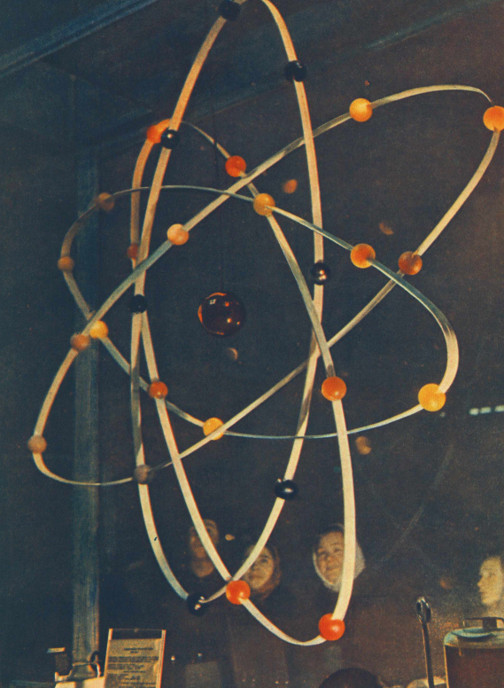 Витрина столичного магазина "Изотопы", 1969 г.