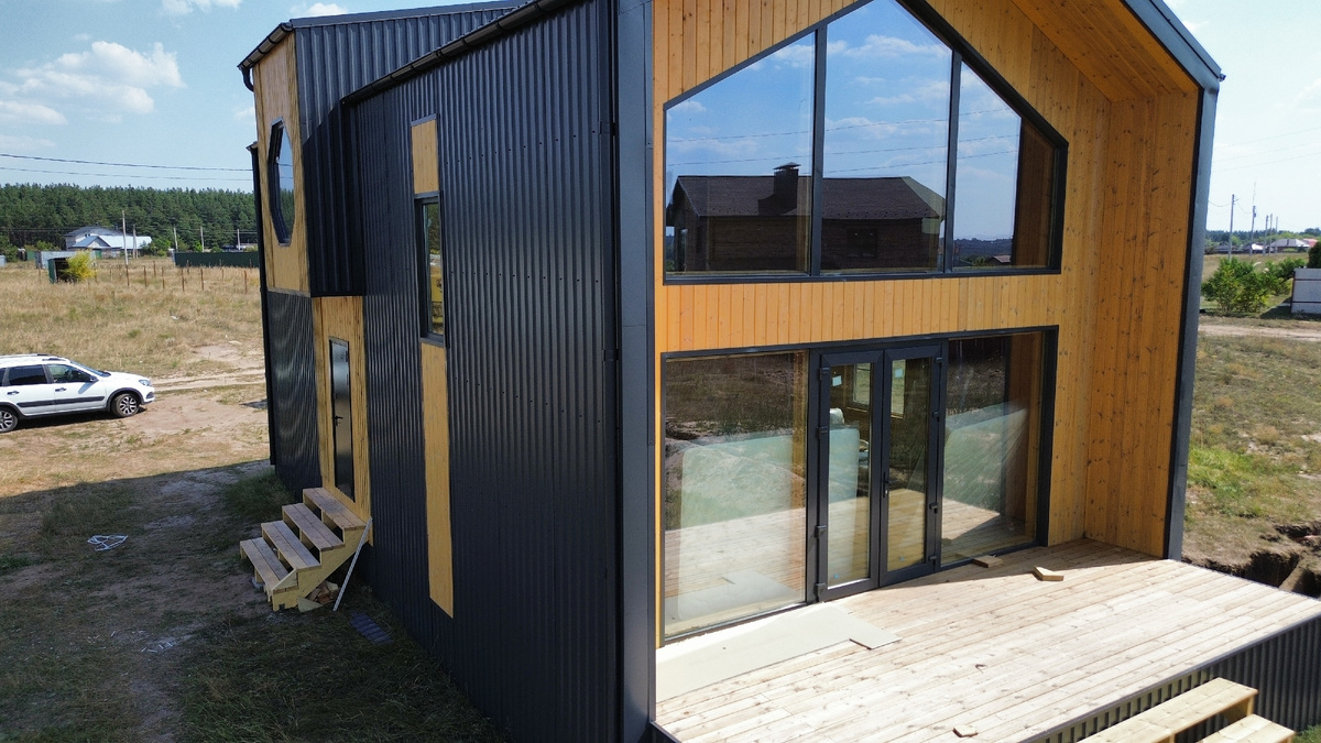 Этот каркасный барн, построила наша компания зимой этого 2024 года, и к лету он был уже готов.