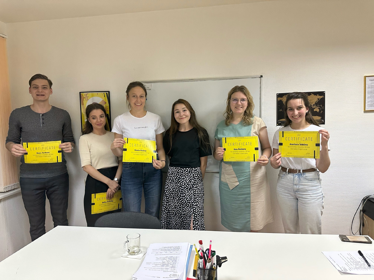 Группа Yolk English, которая закончила уровень Intermediate у преподавателя Динары