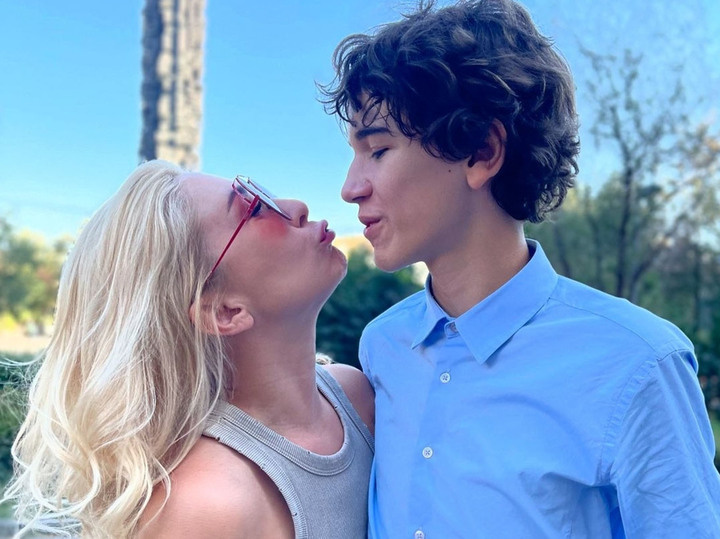 АНАСТАСИЯ ГРЕБЕНКИНА С СЫНОМФОТО: СОЦСЕТИ