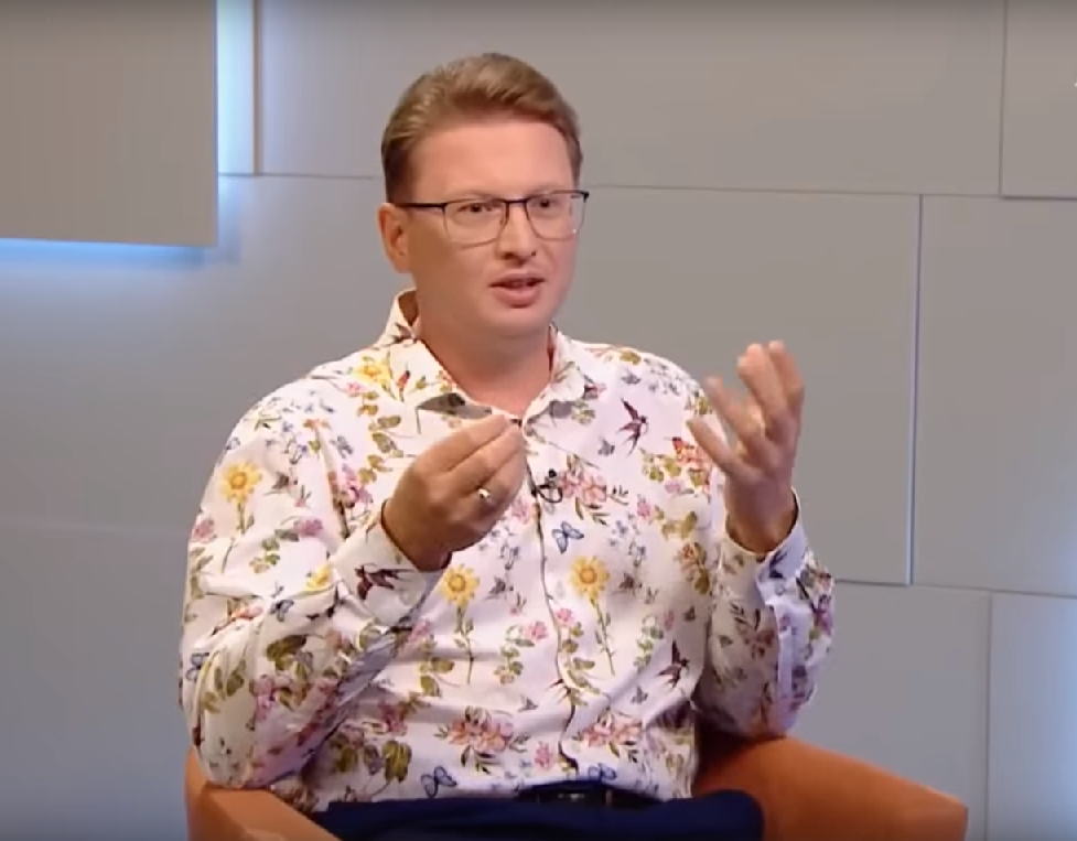 Интервью Владимира Шампарова. Фото извлечено из видеоряда. 