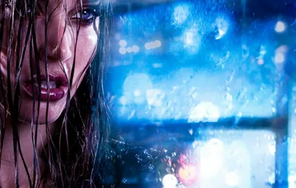 Музыка под которую плачут. Девушка плачет под дождем. Музыка под которую плачут. Девушка в наушниках арт. Девушка дождь.