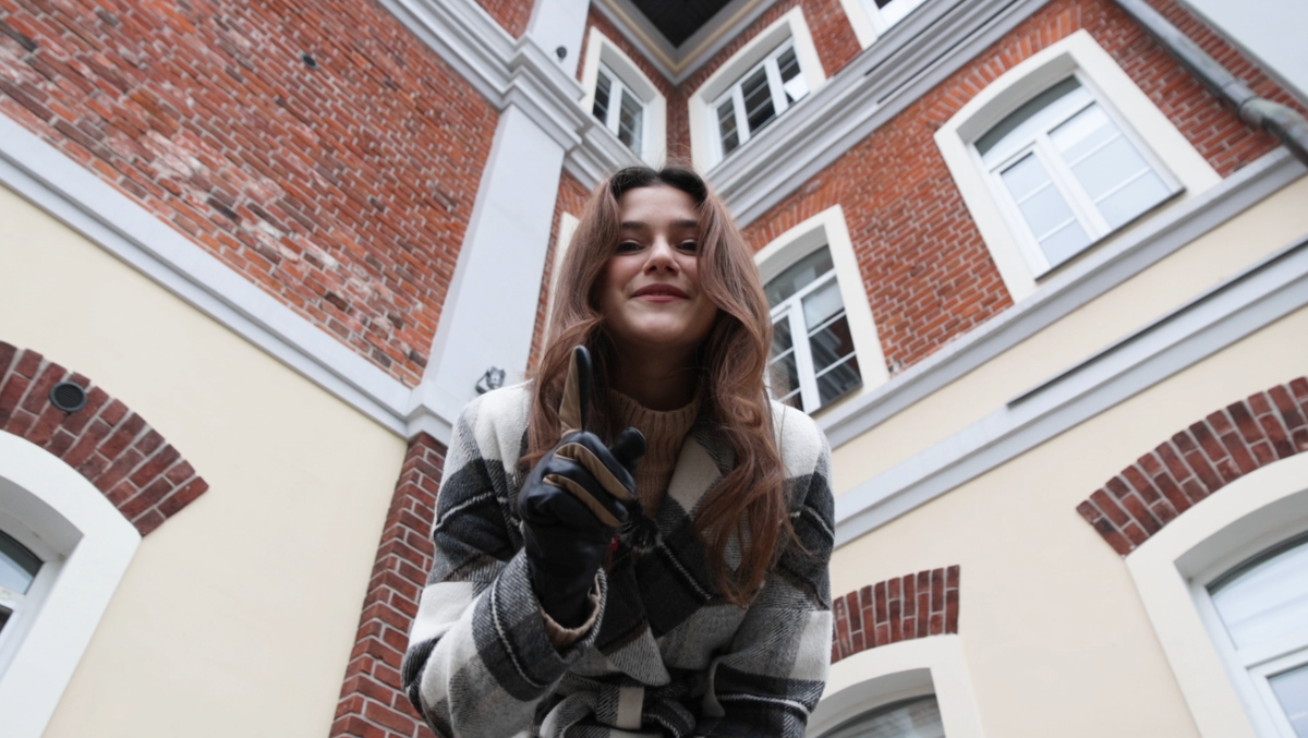 Уже пальчиком грозит