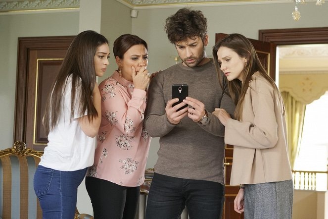 кадр из сериала «Не отпускай мою руку»