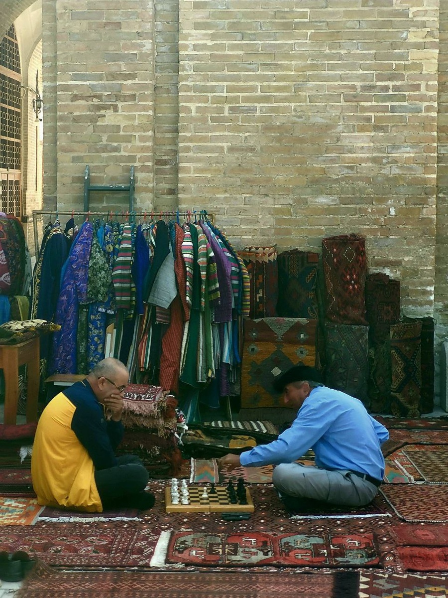 Мужчины играют в шахматы в центре 