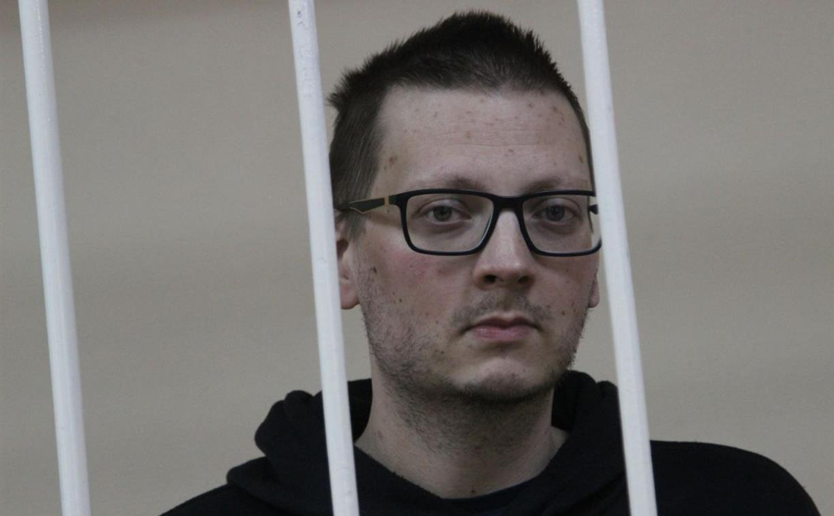    Кузнецов распечатал документ. Фото: пресс-служба прокуратуры Тульской области