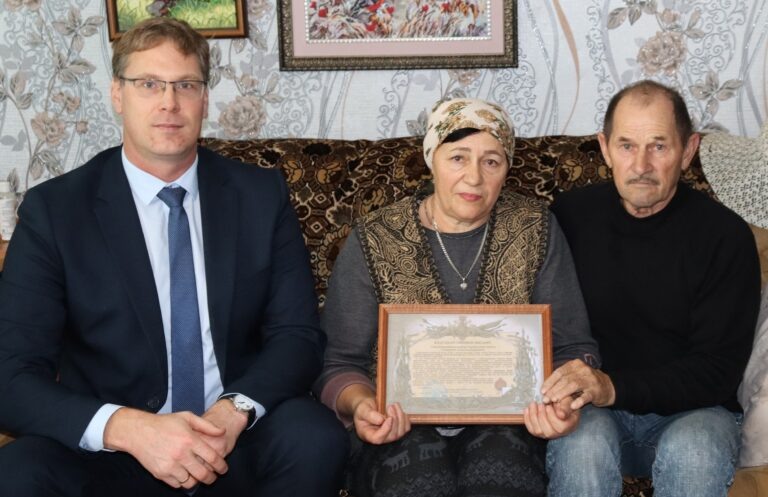    Родителям бойца СВО из Первомайского района вручили благодарственное письмо Кристина Просвиркина