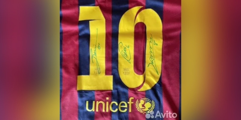    Продавец утверждает, что именную футболку Месси клуба \