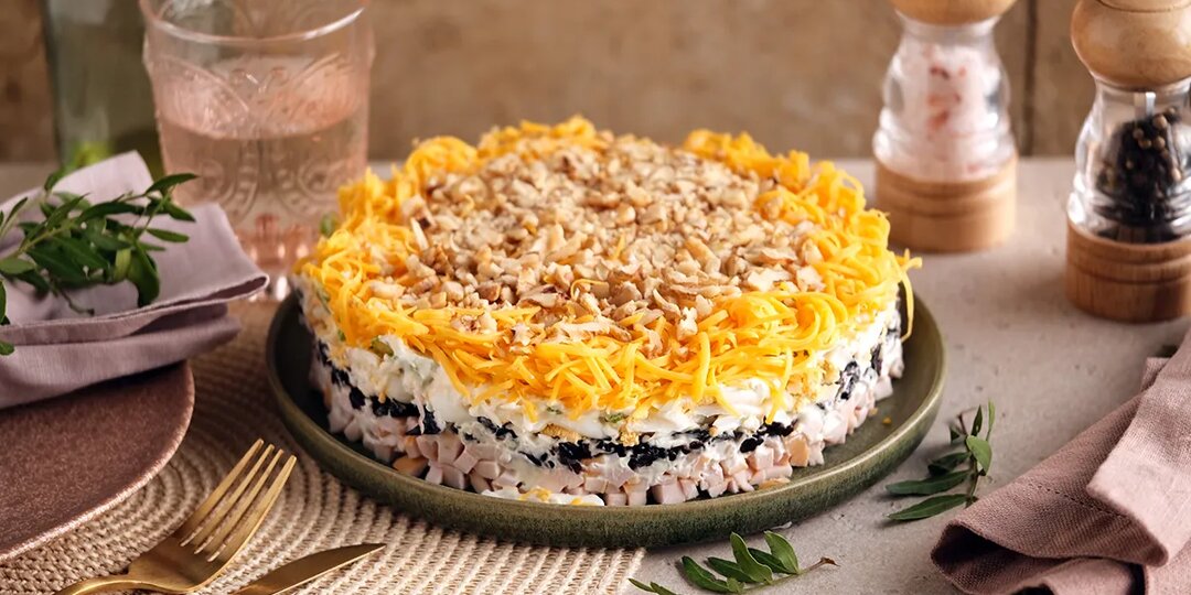 Вкусный салат с копченой курицей и черносливом, пошаговый рецепт с фото на 405 ккал