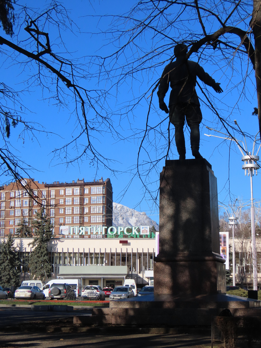 Железнодорожный вокзал и памятник Кирову (декабрь 2024 года)